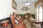 Ruang tamu dengan furnitur klasik nan mewah