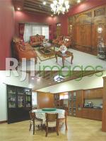 Ruang tamu, area ruang makan dan dapur bergaya minimalis dalam dominasi unsur ka
