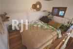 Ruang tidur bernuansa tropis pada kamar Truck House