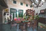 Ruang utama dengan aksen furnitur kayu bernuansa klasik