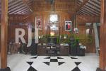 Ruang utama rumah induk layaknya rumah pribadi