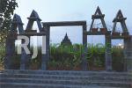 Salah satu spot foto dengan background Candi Plaosan