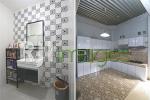 Sudut bathroom dengan fasilitas modern dan Area dapur berkonsep minimalis
