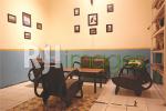 Table set klasik di sudut area ruang makan