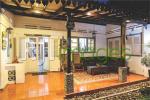 Teras depan bernuansa hangat