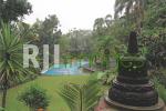 View langsung ke kolam renang di depan villa