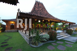 Rumah Tatahan Ukir & Gaya Minimalis