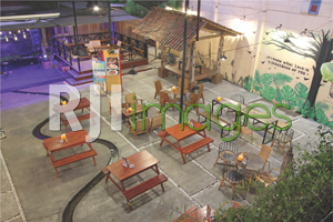 Area belakang resto dengan konsep semi outdoor