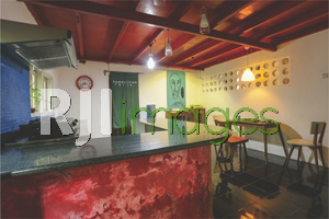 Area dapur & ruang makan dengan konsep ala bar bernuansa klasik