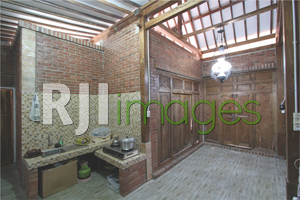 Area dapur minimalis menyatu dengan nuansa klasik