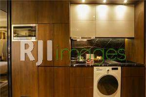Area kitchen bergaya modern dengan sentuhan kayu