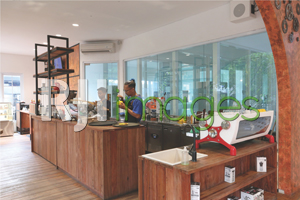 Dominasi kayu di area Coffe Bar