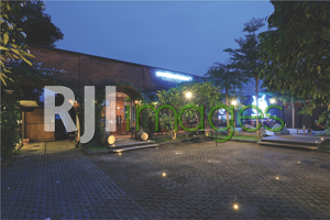 Fasad depan kafe dengan konsep Benteng ala Jepang