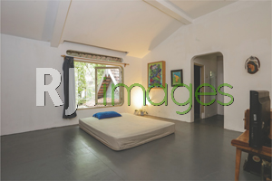 Kamar tidur utama bernuansa putih nan nyaman