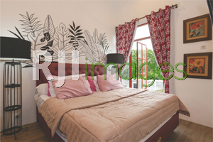 Kamar tidur utama hadirkan nuansa minimalis dengan aksen seni