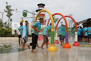 Keceriaan dalam kebersamaan karyawan PT. Merapi Arsita Graha