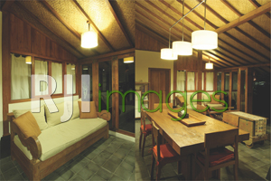 Koleksi kursi kayu model lawasan dan Meja makan unik dari potongan pohon utuh