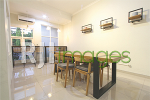 Public area dengan furnitur industrial