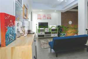 Ruang keluarga tampil simpel dengan dekorasi vintage