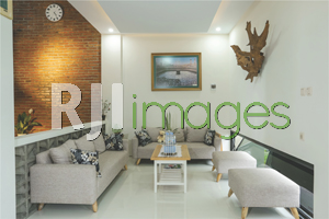 Ruang tamu tampil simpel dengan furnitur minimalis modern