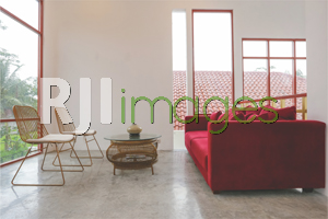 Sofa set vintage hiasi ruang lantai atas