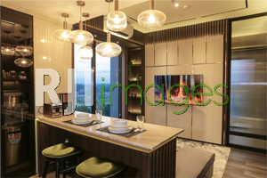 Sudut area ruang makan berkonsep mini bar