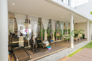 Teras belakang berkonsep semi outdoor dengan fasilitas gym