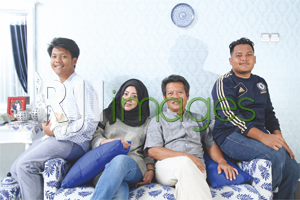 Toto Birowo dan Sri Lestari bersama kedua puteranya
