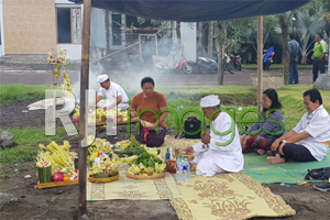 Upacara  Ngeruak Di Pondok Permai Tata Bumi#1
