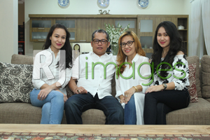 Utama Dionisius beserta Istri dan kedua Putrinya