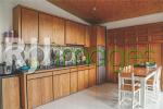 Aplikasi material kayu Jati lawasan pada kitchen set