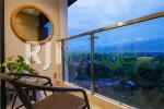 Area balkon kamar dengan view alam nan menajubkan