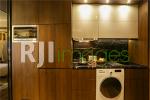 Area kitchen bergaya modern dengan sentuhan kayu