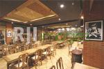 Area resto dengan furnitur kayu klasik