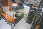 Dapur lantai bawah bernuansa industrial sebagai fasilitas bersama