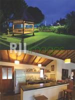 Gasebo jati yang memberi aksen klasik halaman rumah dan Dapur bersih dengan pemb