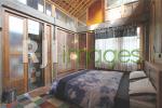 Kamar tidur bergaya rustic dengan dominasi kayu