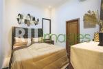 Kamar tidur tamu bernuansa gold
