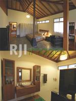 Kamar tidur utama Rima Balestra dan Aksen kayu dalam kamar mandi utama