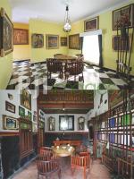 Koleksi lukisan antik di samping area ruang kerja & Koleksi berbagai tombak puso