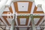 Kombinasi plafon model polos dengan motif kayu