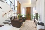 Ruang tengah bernuansa minimalis dengan furnitur modern