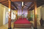 Tempat tidur kamar double bed